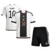 10972 PACK JUNIOR ALLEMAGNE DOMICILE GNABRY. ENSEMBLE MAILLOT ET SHORT 2022 2023